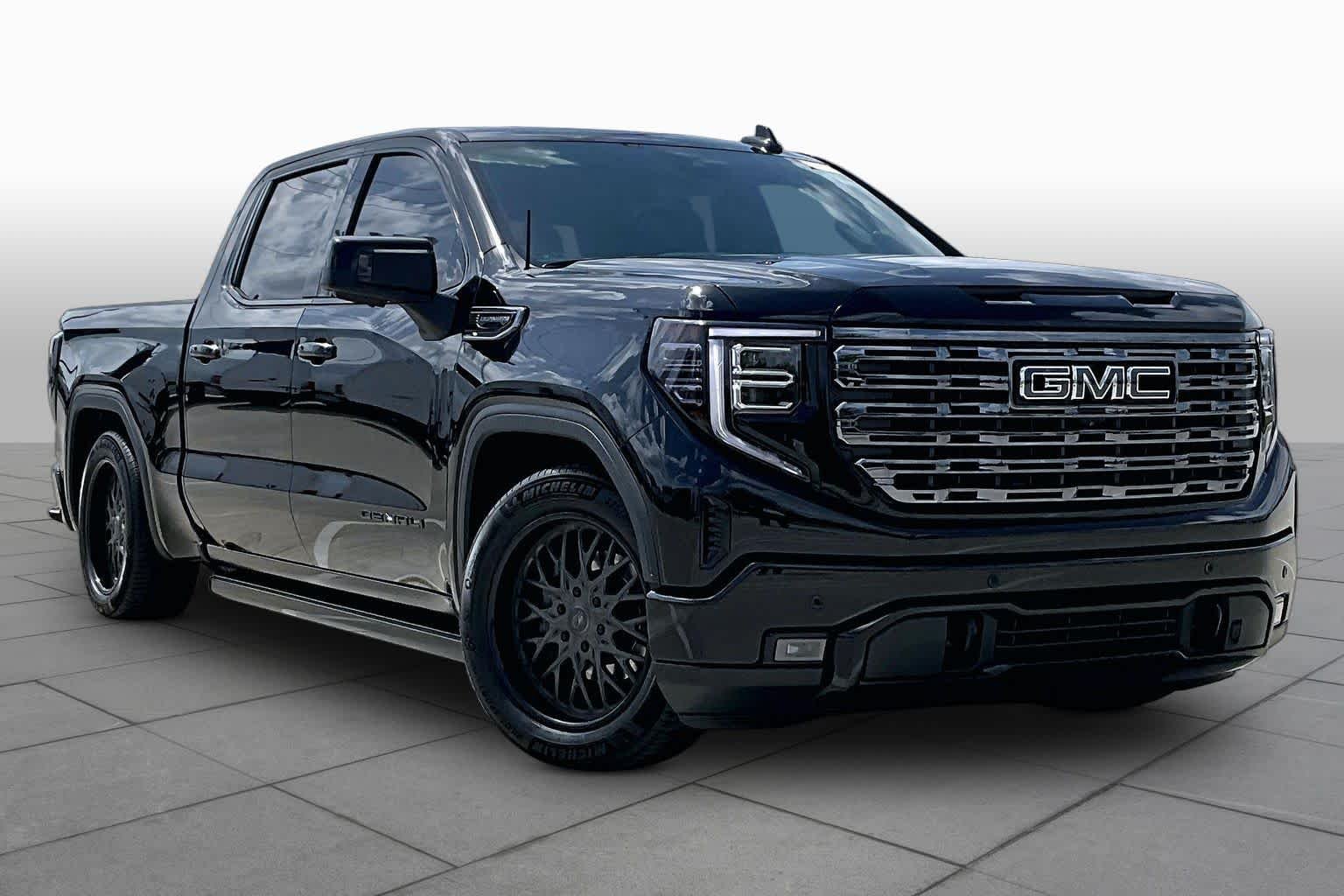 Used 2025 Onyx Black GMC Denali Ultimate image 4