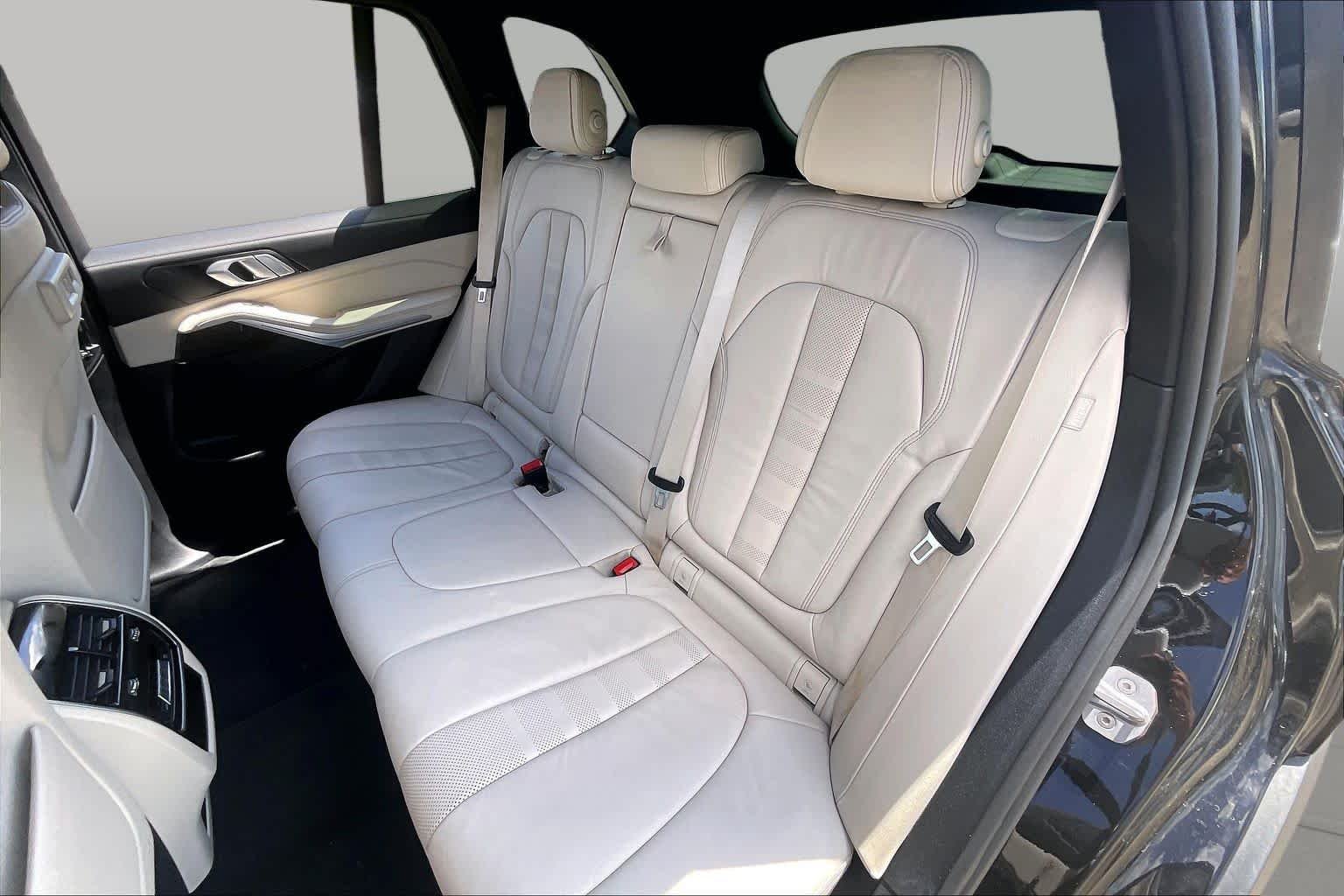 Used 2019 Black Sapphire Metallic BMW xDrive40i image 19