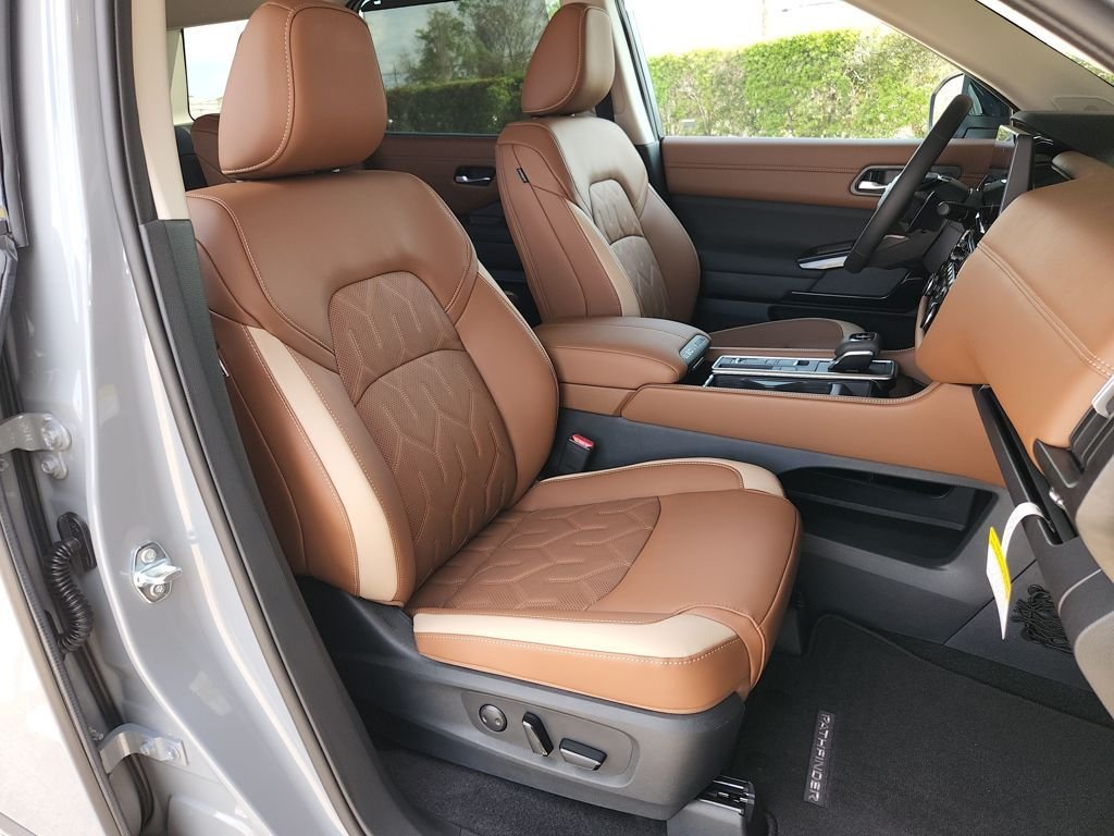 New 2026 Boulder Gray Pearl / Super Black Two-tone Nissan Platinum image 13