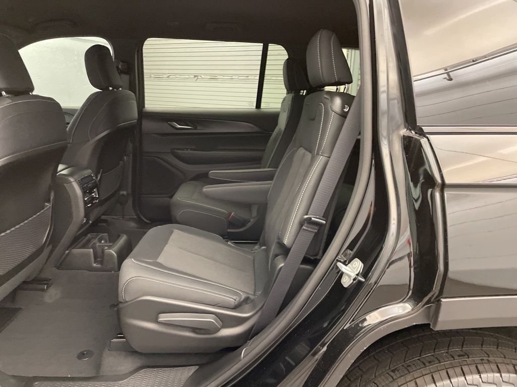 New 2026 Diamond Black Crystal Pearl-Coat Exterior Paint Jeep Laredo image 15