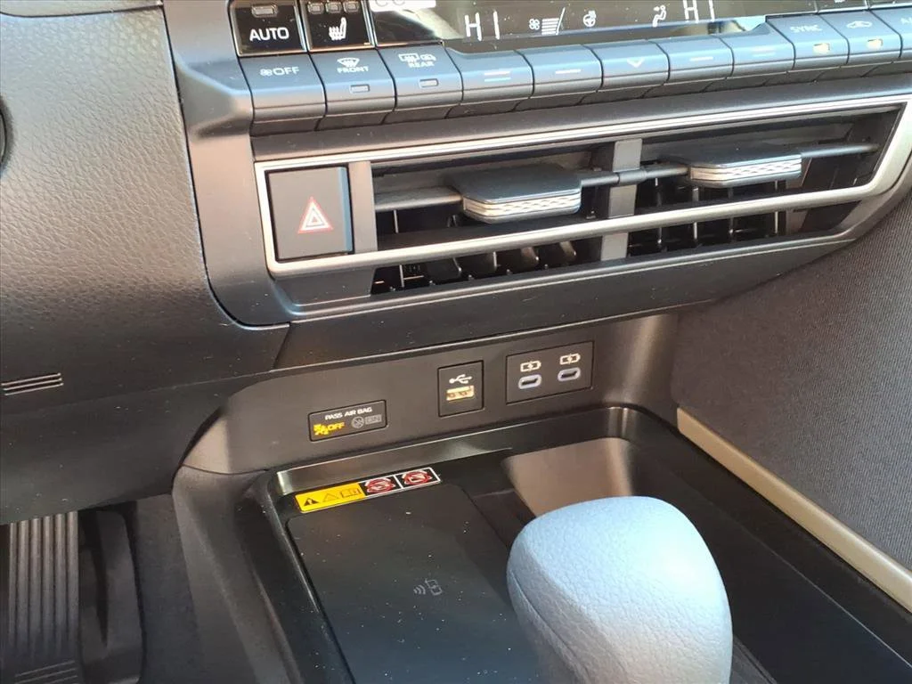 2026 Toyota Camry LE - Photo 8