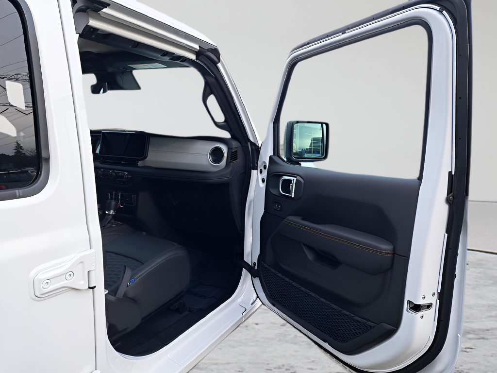 New 2025 Bright White Clear-Coat Exterior Paint Jeep Sahara image 16