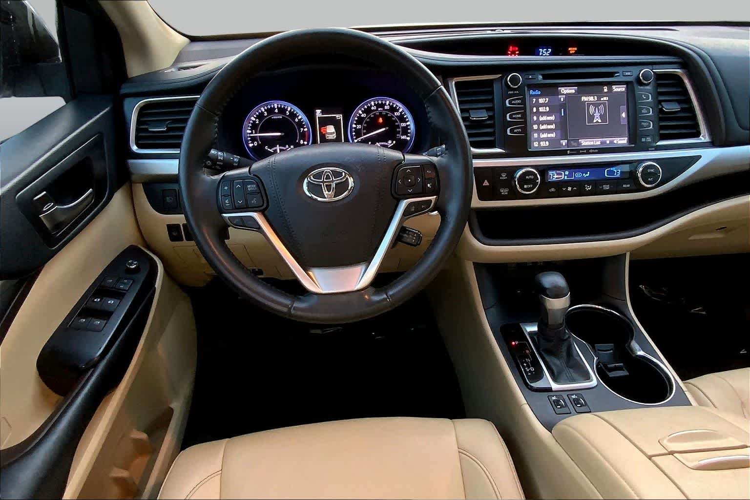 Used 2019 Blizzard Pearl Toyota XLE image 5
