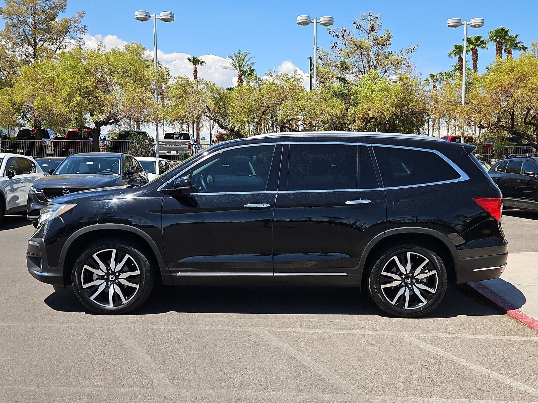 Used 2022 Crystal Black Pearl Honda Touring 7-Passenger image 2
