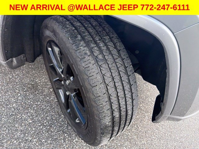Used 2020 Silver Jeep Altitude image 4