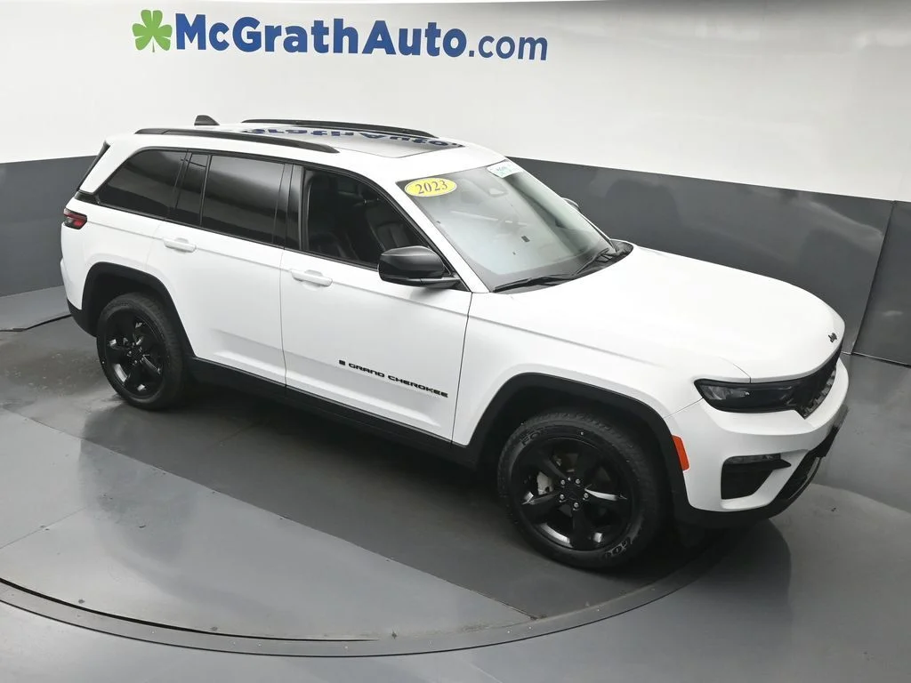 Used 2023 White Jeep Limited image 3