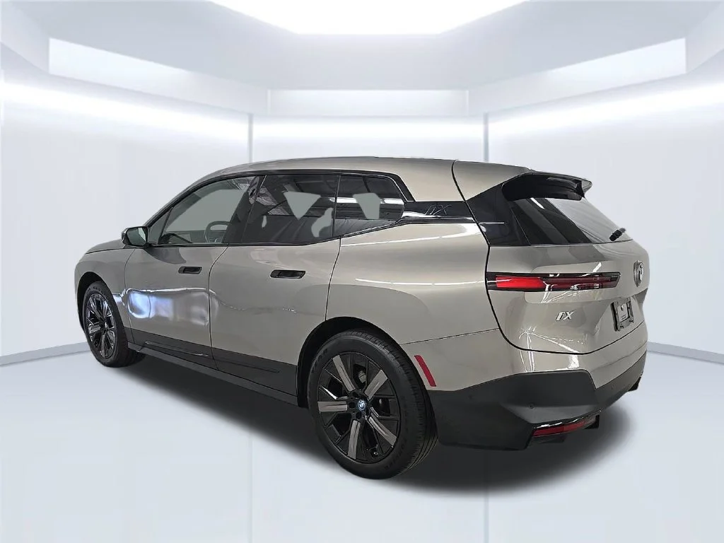 Used 2024 Gray BMW xDrive50 image 14
