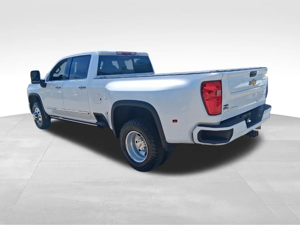 Used 2024 Beige Chevrolet High Country image 3