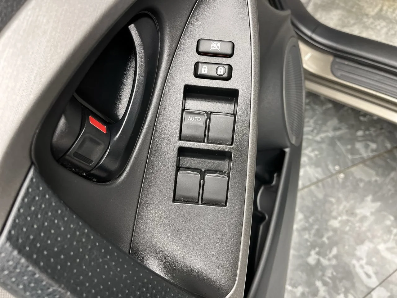 Used 2012  Toyota  image 7