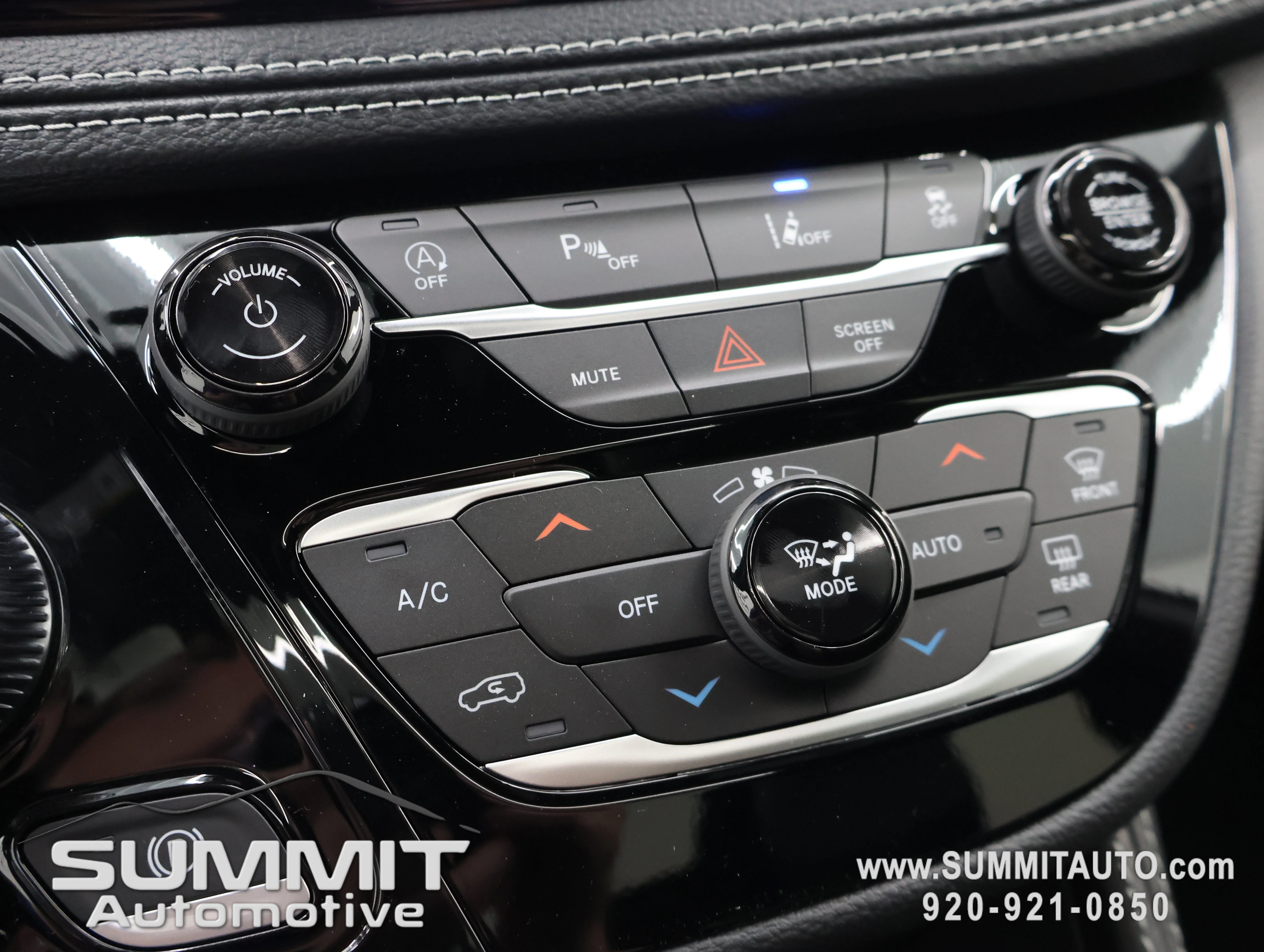New 2027 Diamond Black Crystal Pearl-Coat Exterior Paint Chrysler Limited image 62