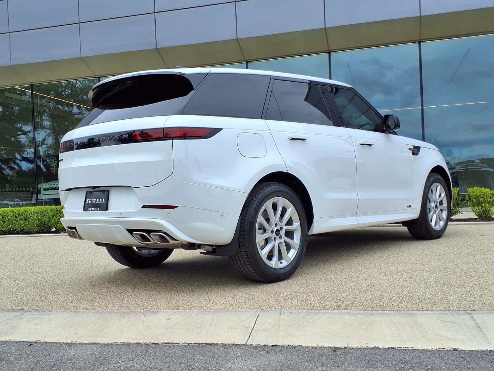 New 2026 Fuji White Land Rover Dynamic SE image 4