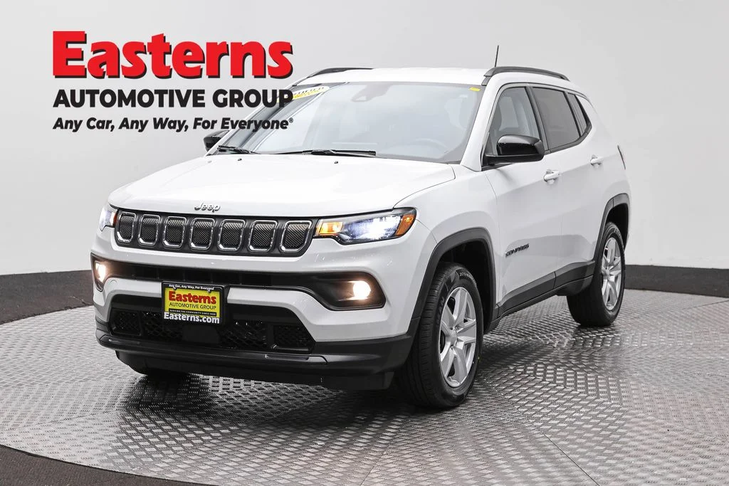Used 2022 White Jeep Latitude image 1