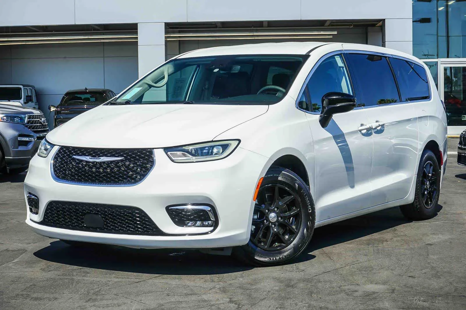 2024 Chrysler Pacifica Touring L's photo