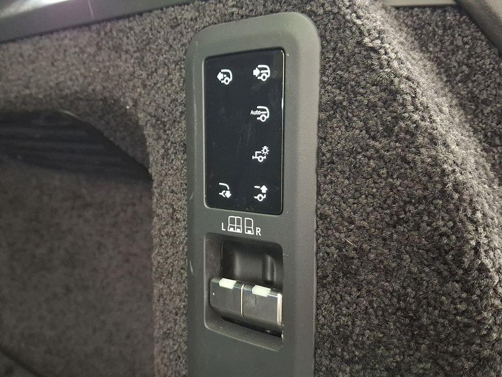 Used 2025  Land Rover SE image 30