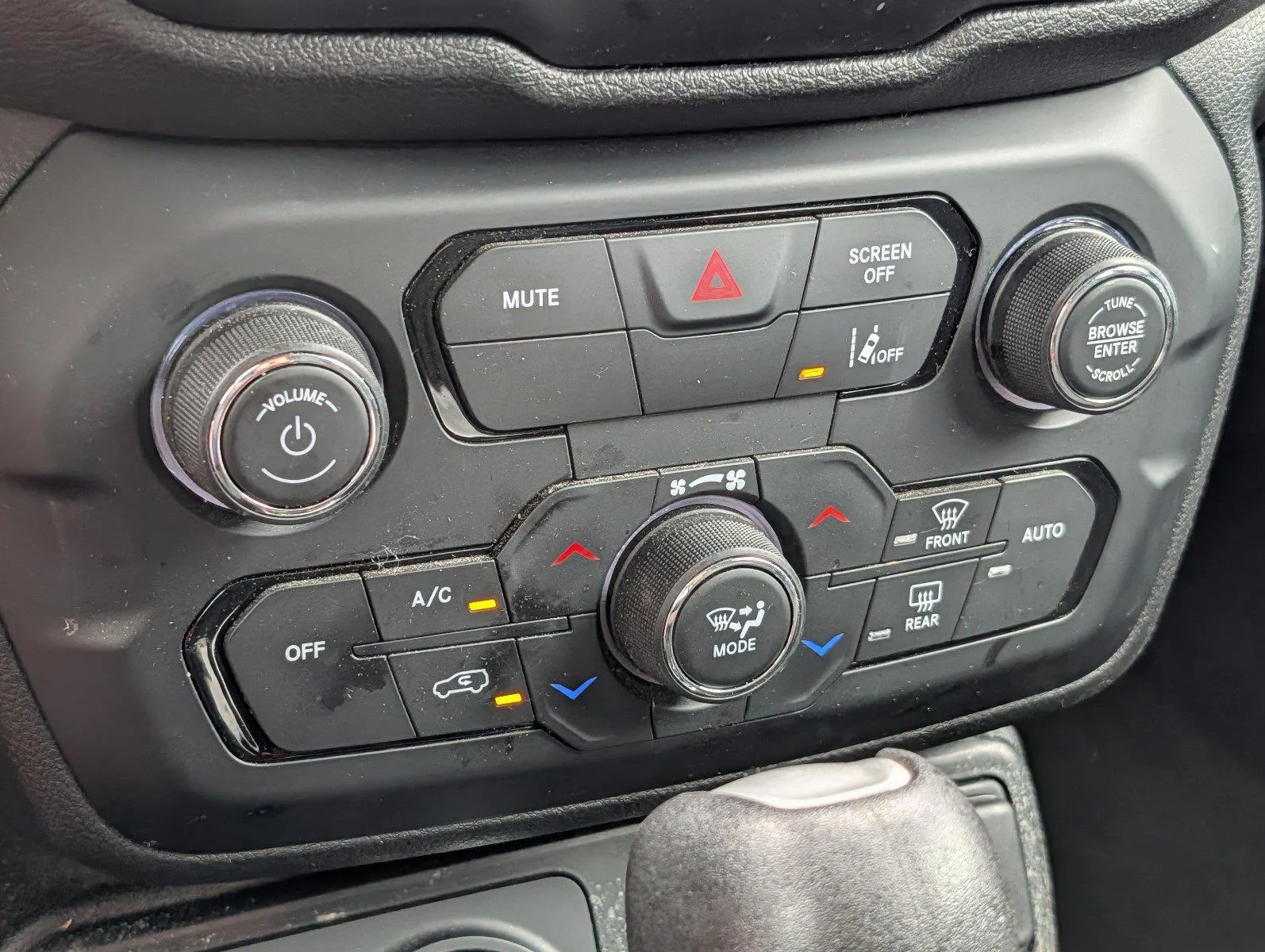 Used 2023 Alpine White Clearcoat Jeep Latitude image 18