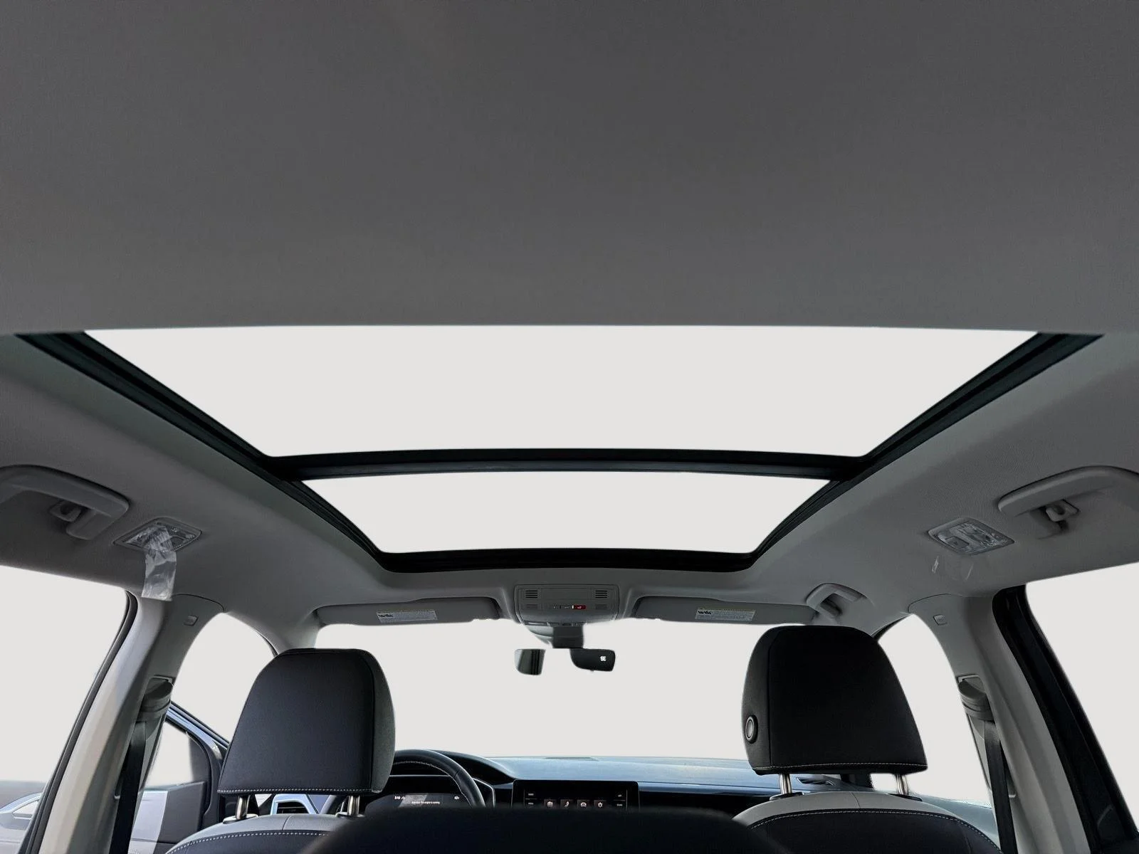 New 2026 PLATINUM GRAY Volkswagen SE image 13