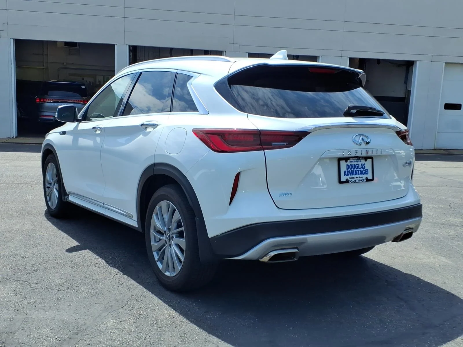 Certified Used 2025 White INFINITI LUXE image 8