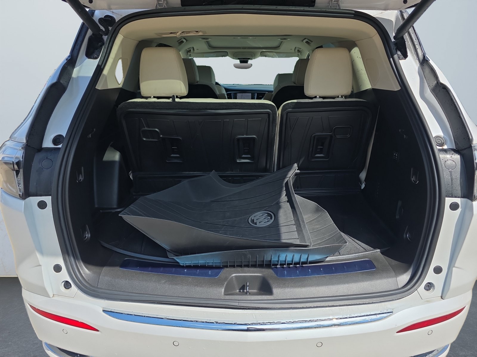 Used 2023 White Frost Tricoat Buick Avenir image 14