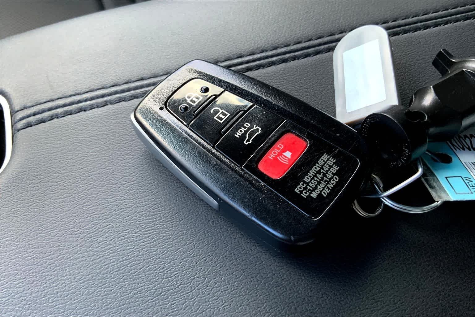 Used 2019 Wind Chill Pearl Toyota Touring image 14