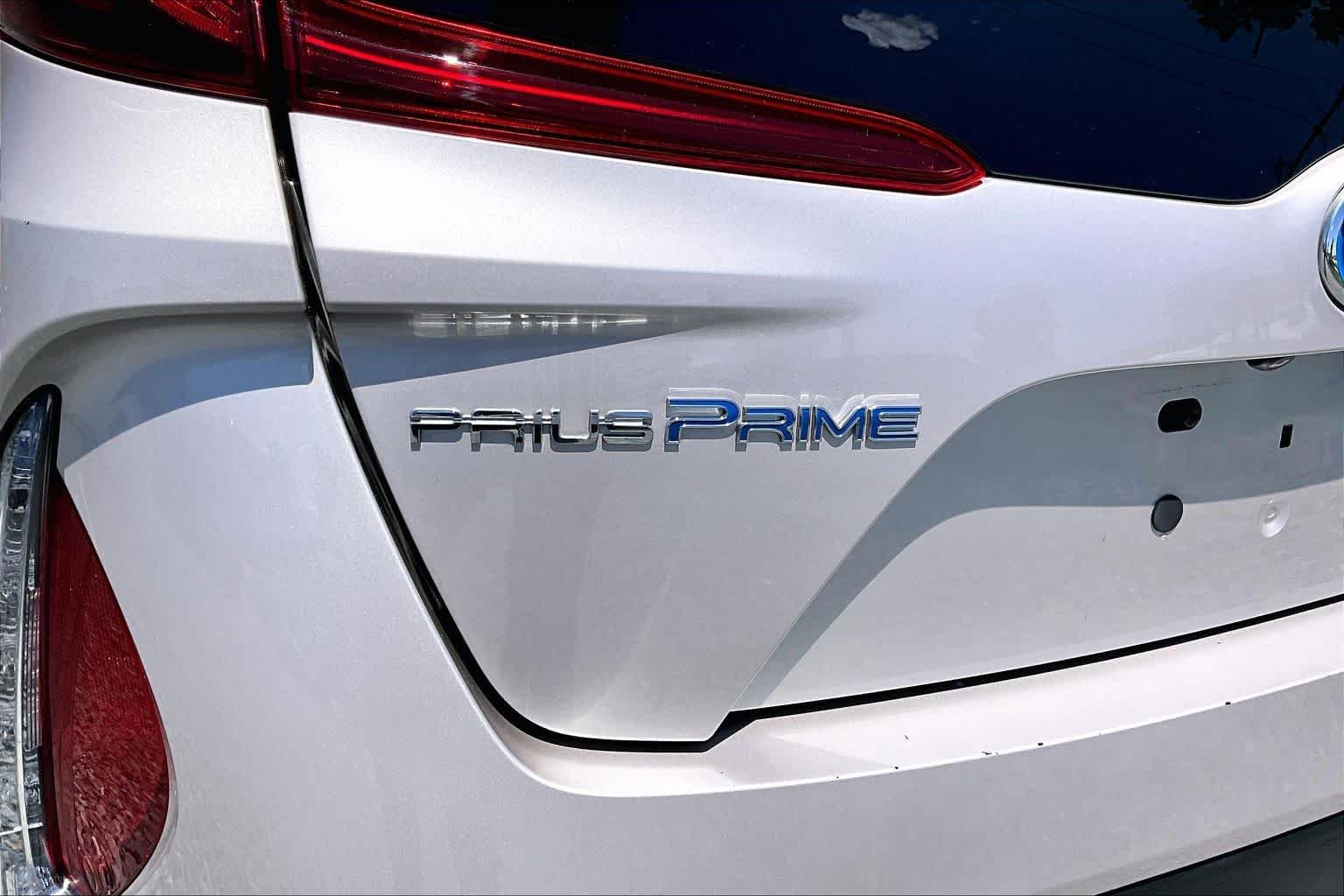 Used 2017 Titanium Glow Toyota Premium image 31