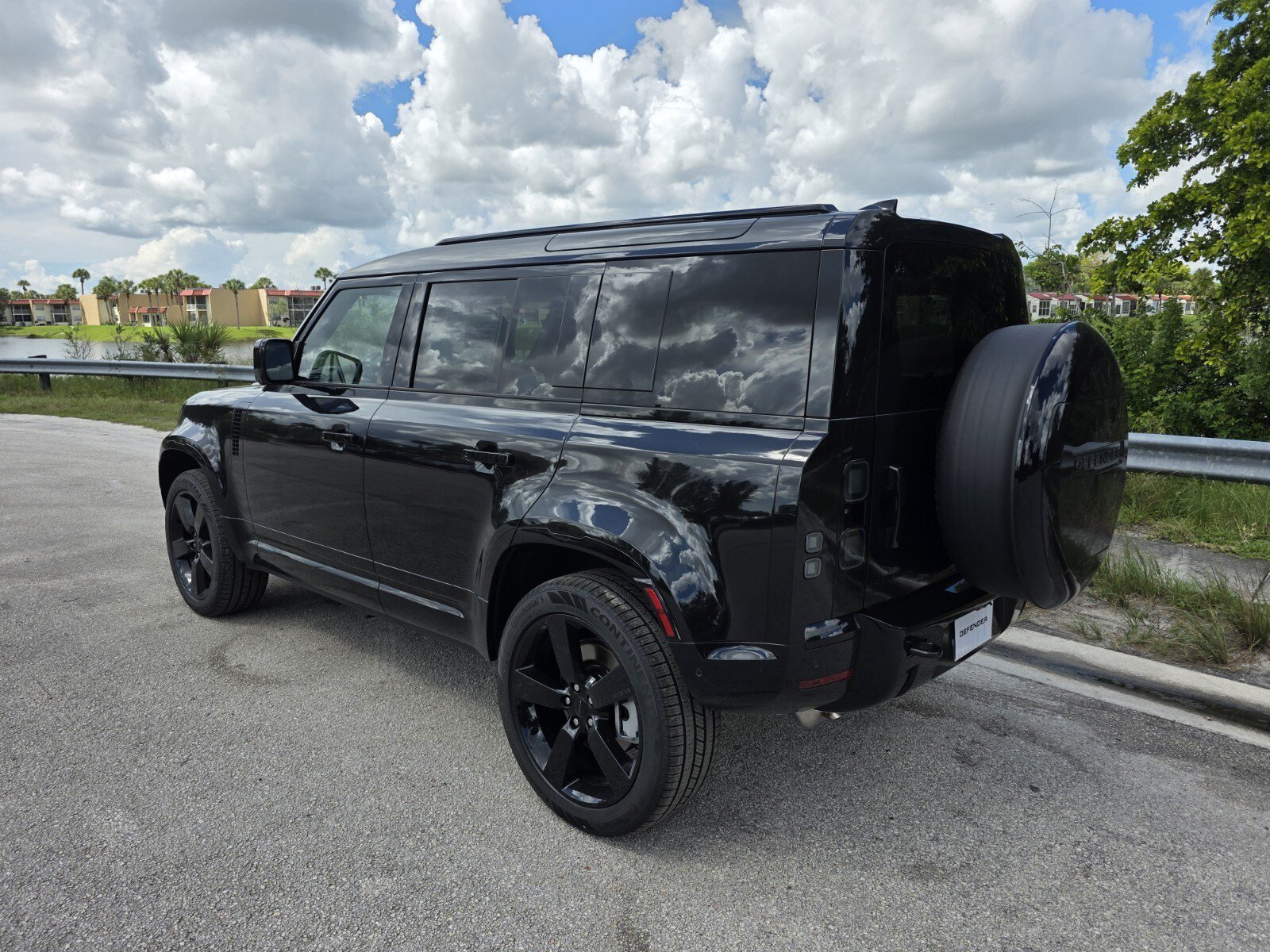 New 2026 Santorini Black LAND ROVER X-Dynamic SE image 2