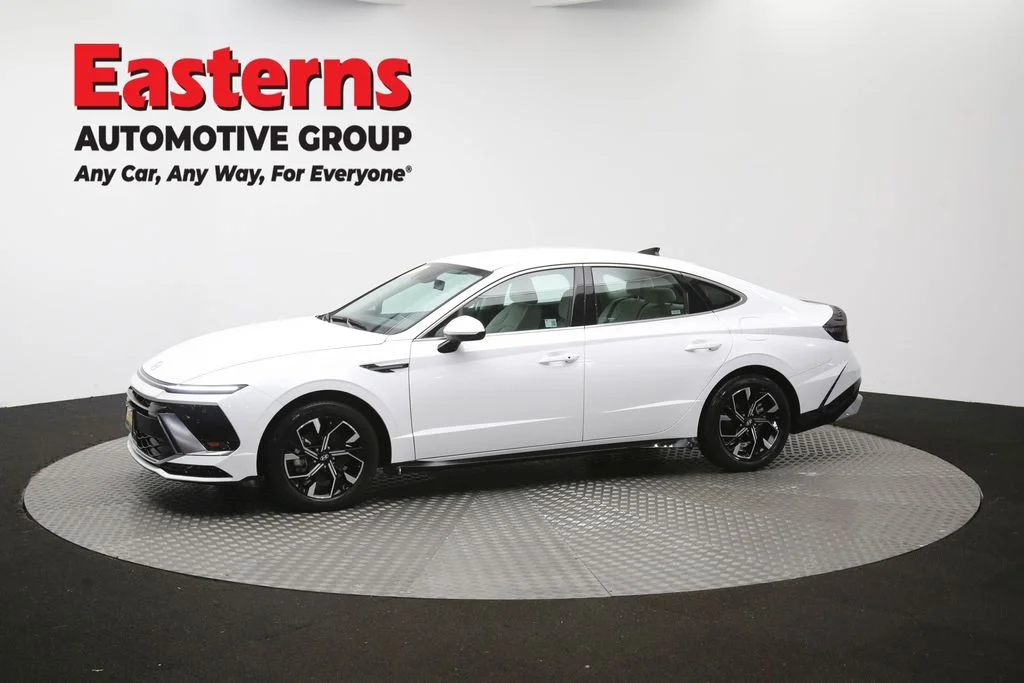 Used 2025 White Hyundai SEL image 58