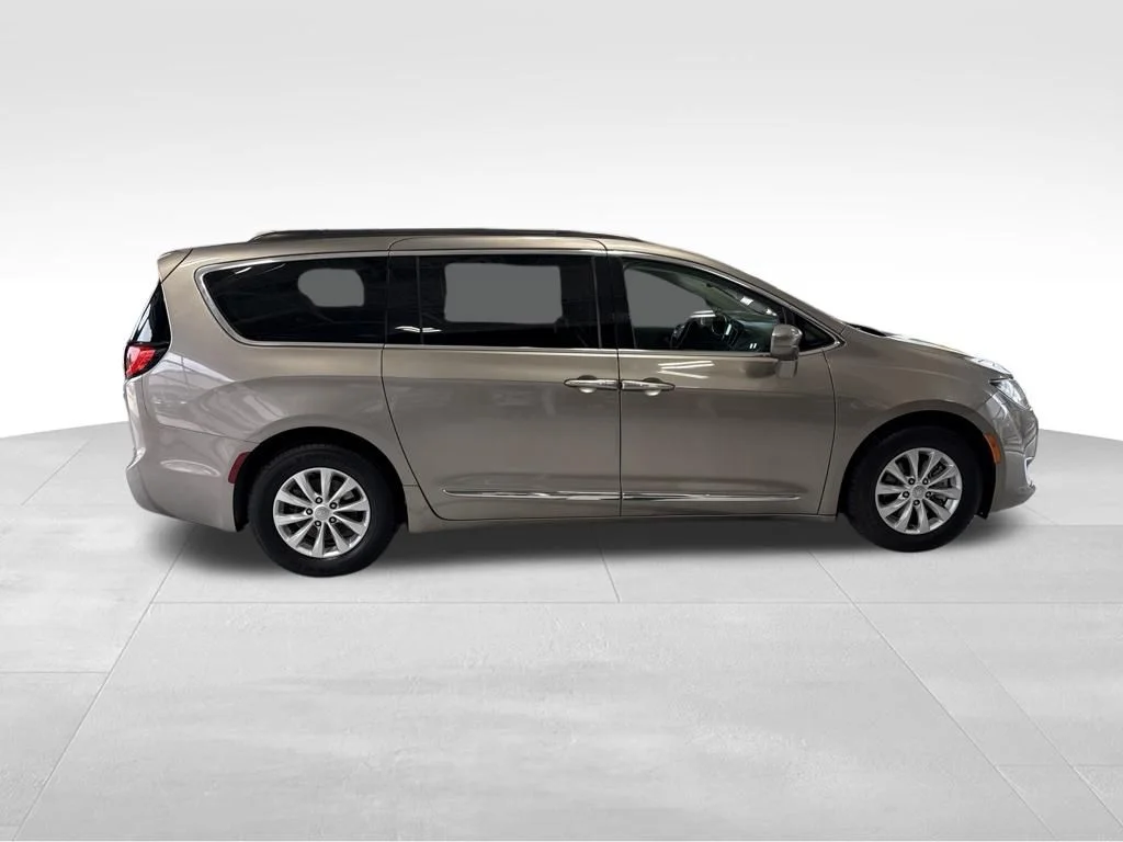 Used 2017 Gray Chrysler Touring L image 6