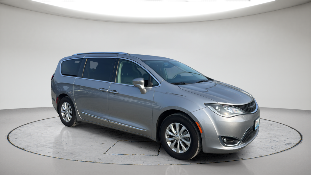 Used 2018 Silver Chrysler Touring L image 2