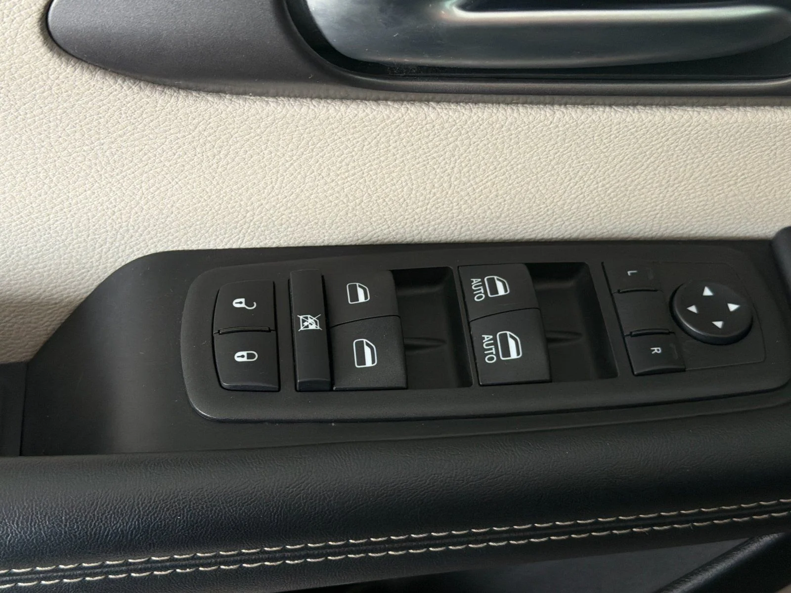 Used 2023 White Chrysler Touring L image 11