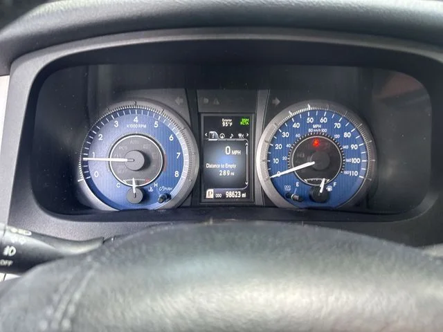 Used 2018 White Toyota XLE image 21