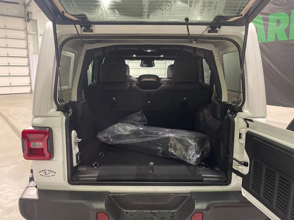 New 2026 Bright White Clear-Coat Exterior Paint Jeep Sahara image 8