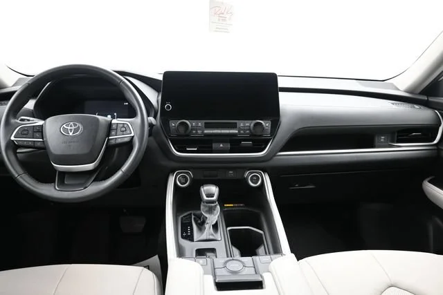 Used 2024 Wind Chill Pearl Toyota XLE image 21