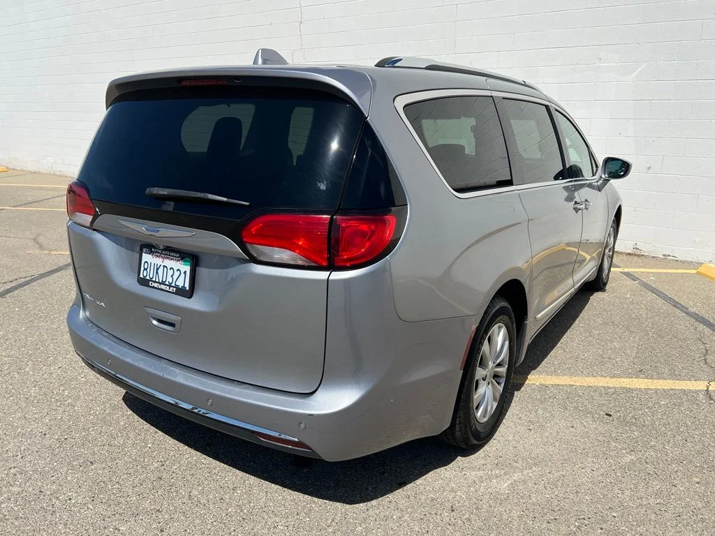 Used 2018 Billet Silver Metallic Clearcoat Chrysler Touring L image 7