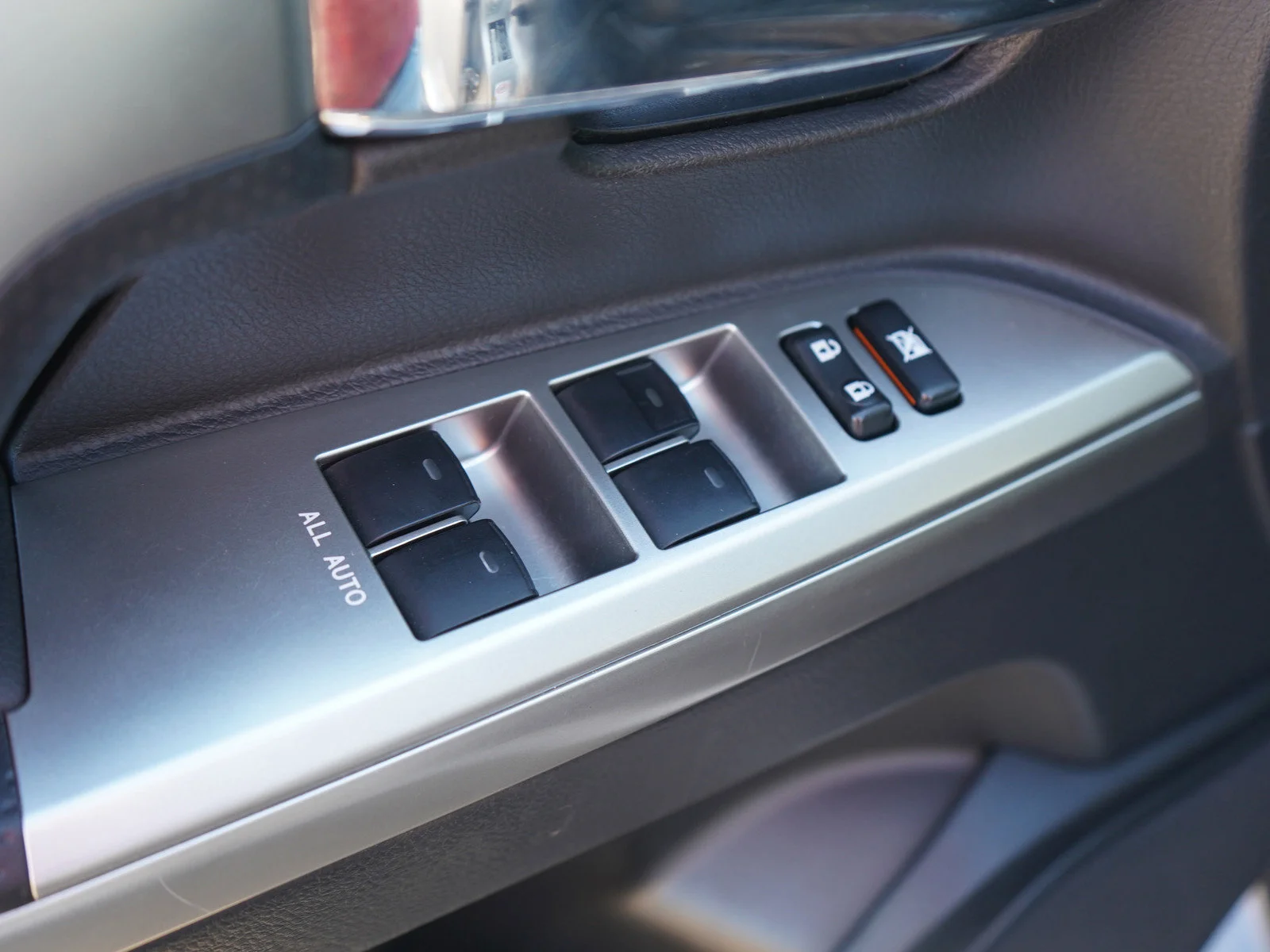Used 2015 Classic Silver Metallic Toyota Base image 21