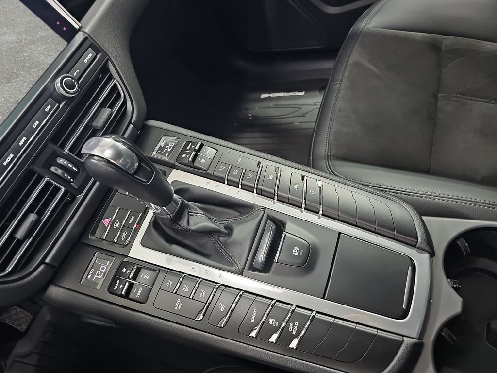 Used 2021  Porsche Base image 27