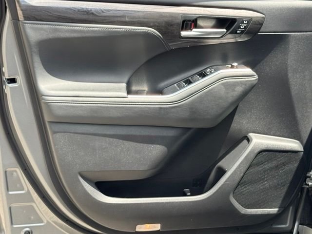 Used 2025  Toyota Platinum image 18