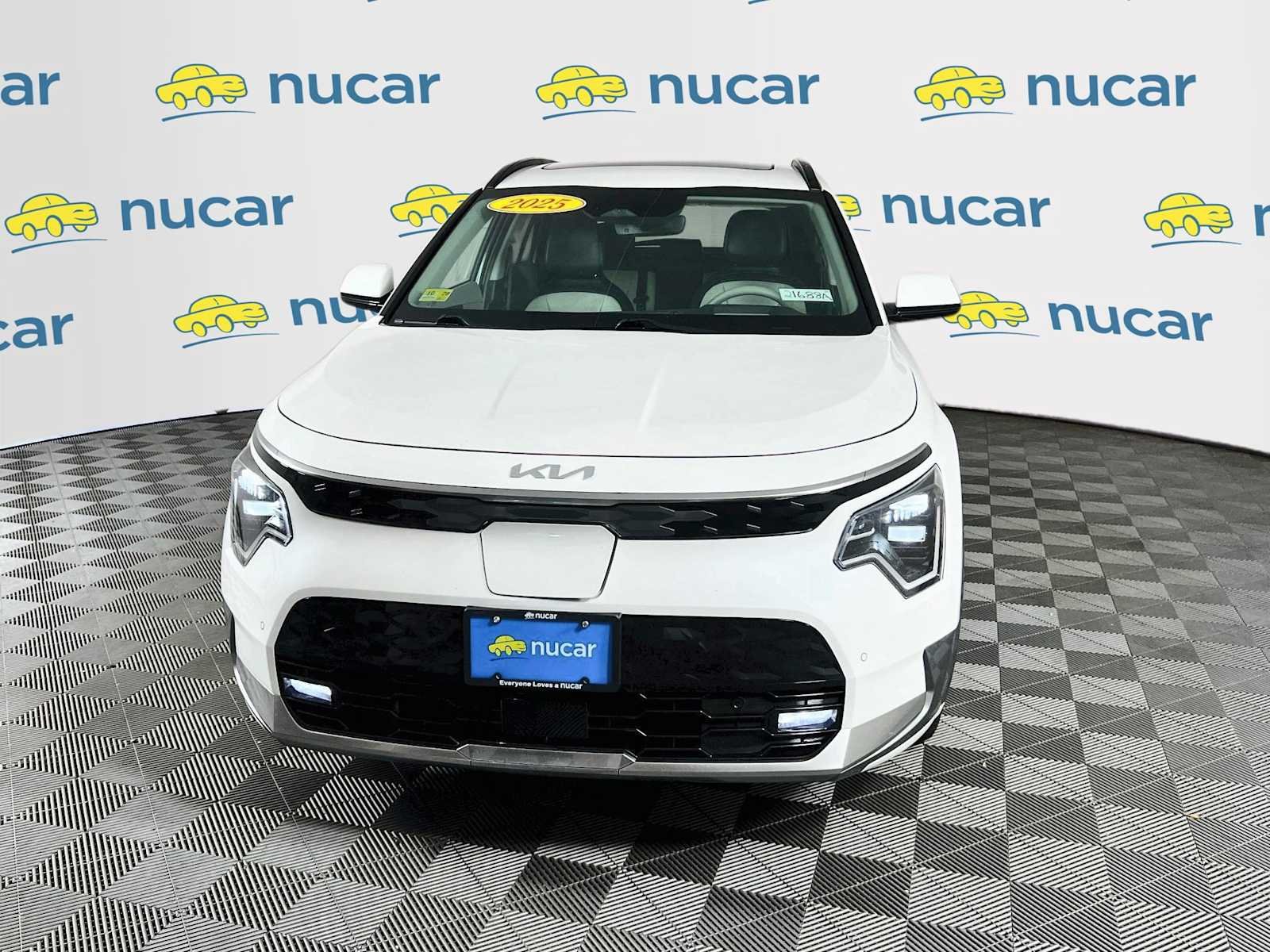 Used 2025 Snow White Pearl Kia Wave image 2