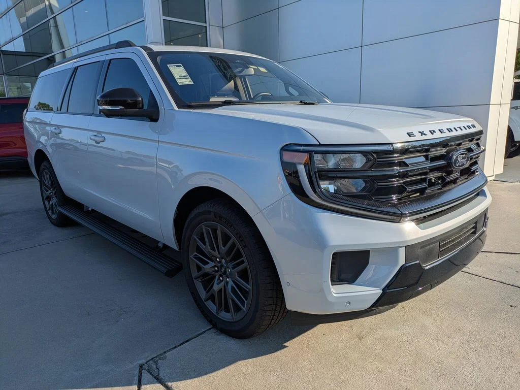 New 2025 Space Silver Metallic Ford Platinum image 2