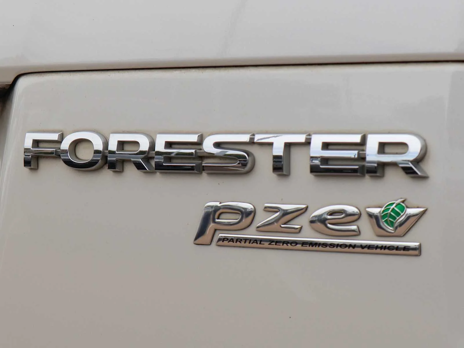 Used 2017 Crystal White Pearl Subaru  image 12