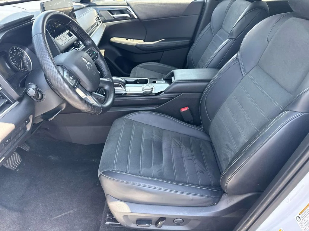 Used 2025 White Diamond Mitsubishi SE image 9