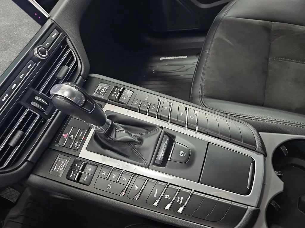 Used 2021  Porsche Base image 27