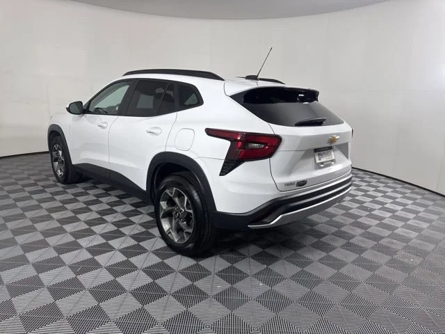 Used 2025 Summit White Chevrolet LT image 5