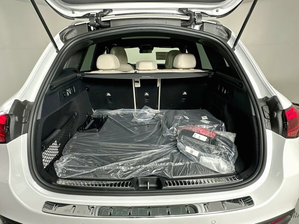New 2027 MANUFAKTUR Moonlight White Metallic Mercedes-Benz GLC 350e image 62