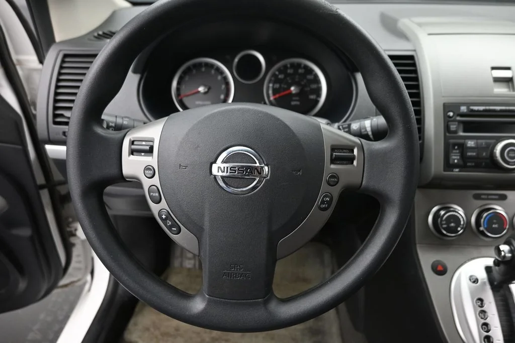 Used 2011 White Nissan 2.0 SR image 16