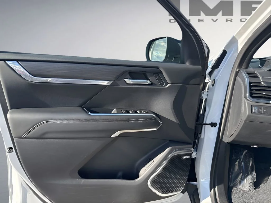 Used 2025 Summit White GMC Elevation image 27