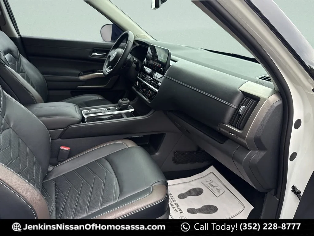 Used 2023 White Nissan Platinum image 23