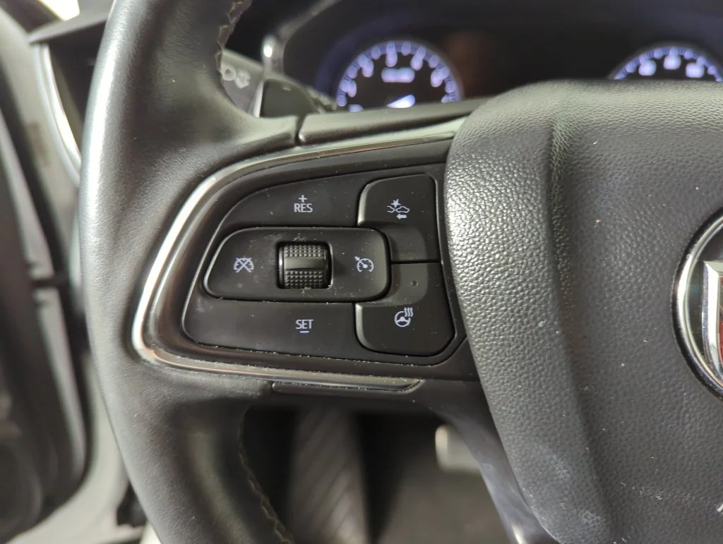 Used 2023 Summit White Buick Essence image 27