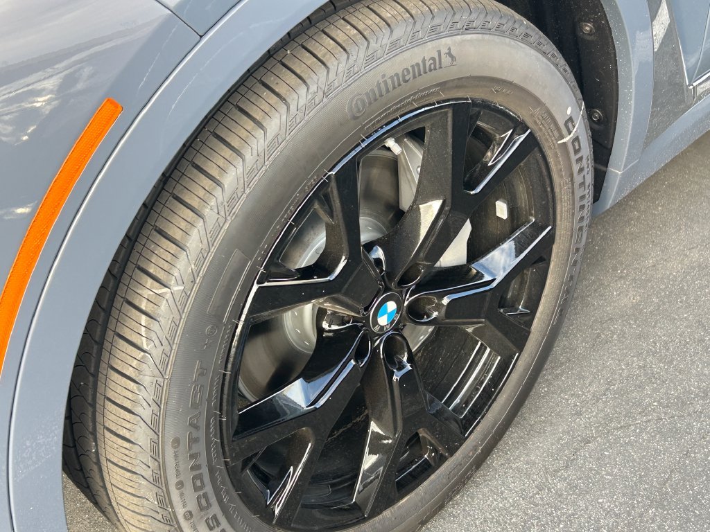New 2027 Sparkling Copper Metallic BMW xDrive40i image 2