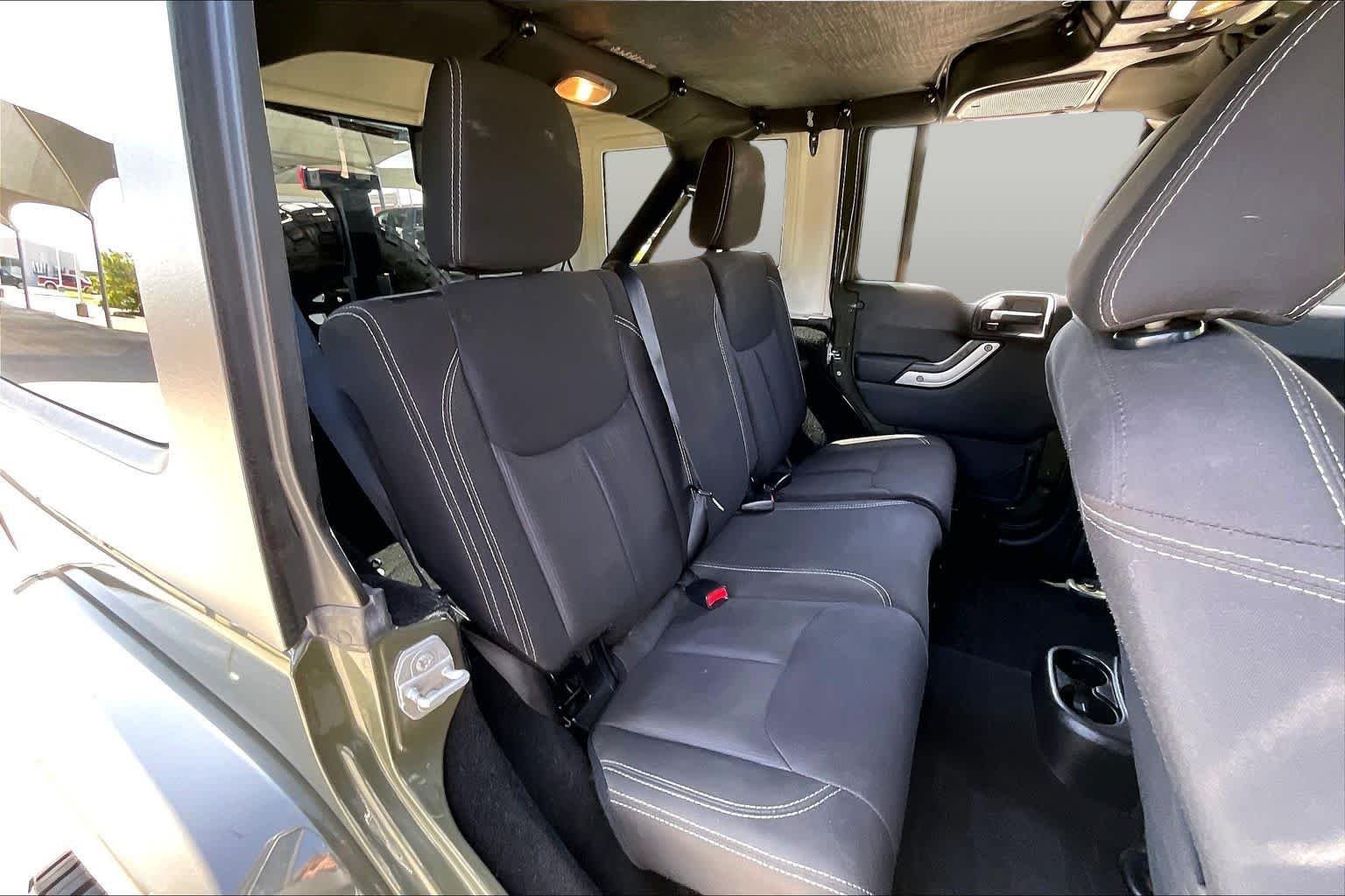 Used 2015 Tank Clearcoat Jeep Sahara image 18