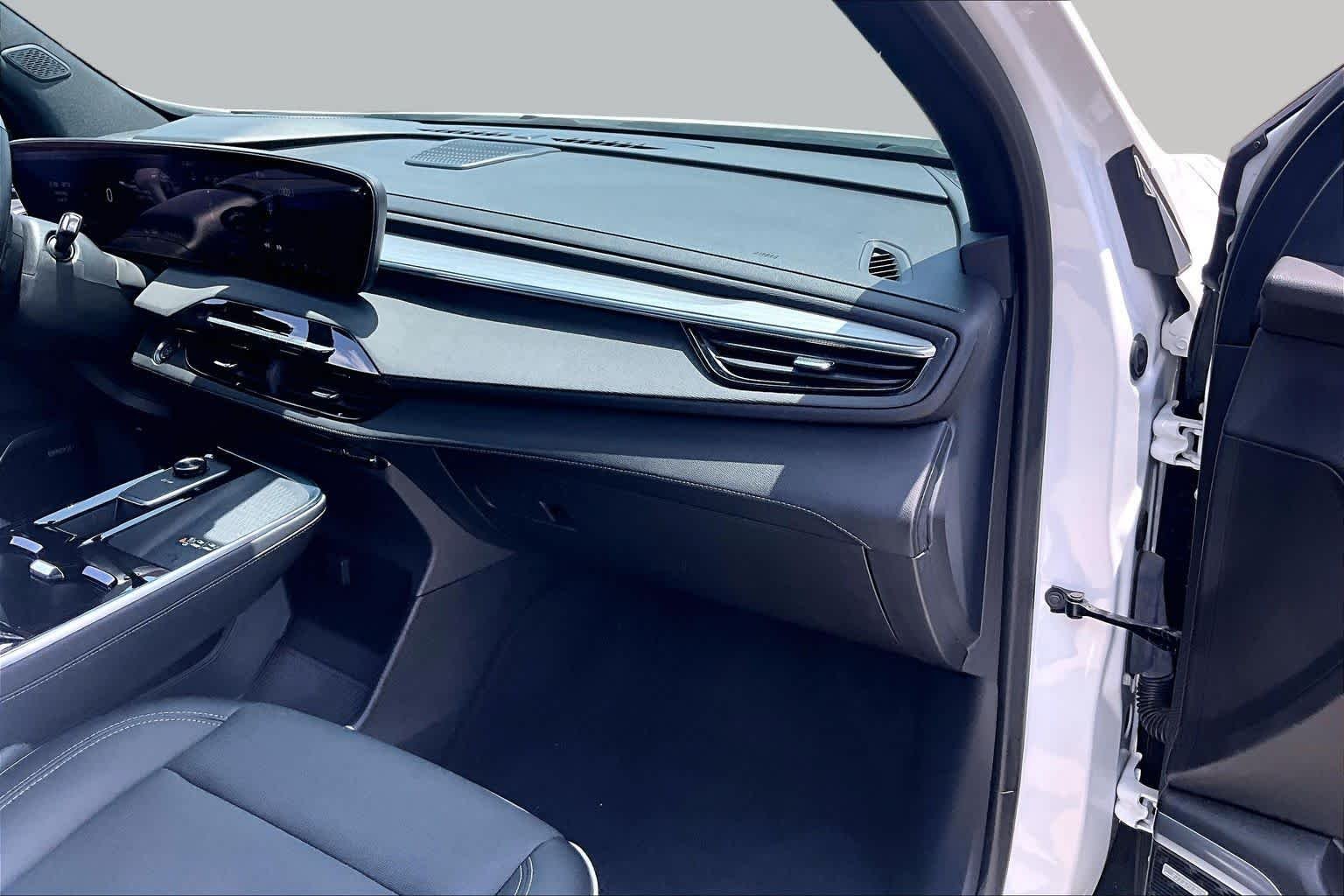 Used 2025 Summit White Buick Preferred image 19